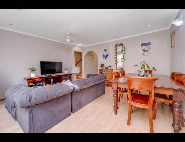2 BEDROOM TOWNHOUSE FOR SALE IN BRYANSTON